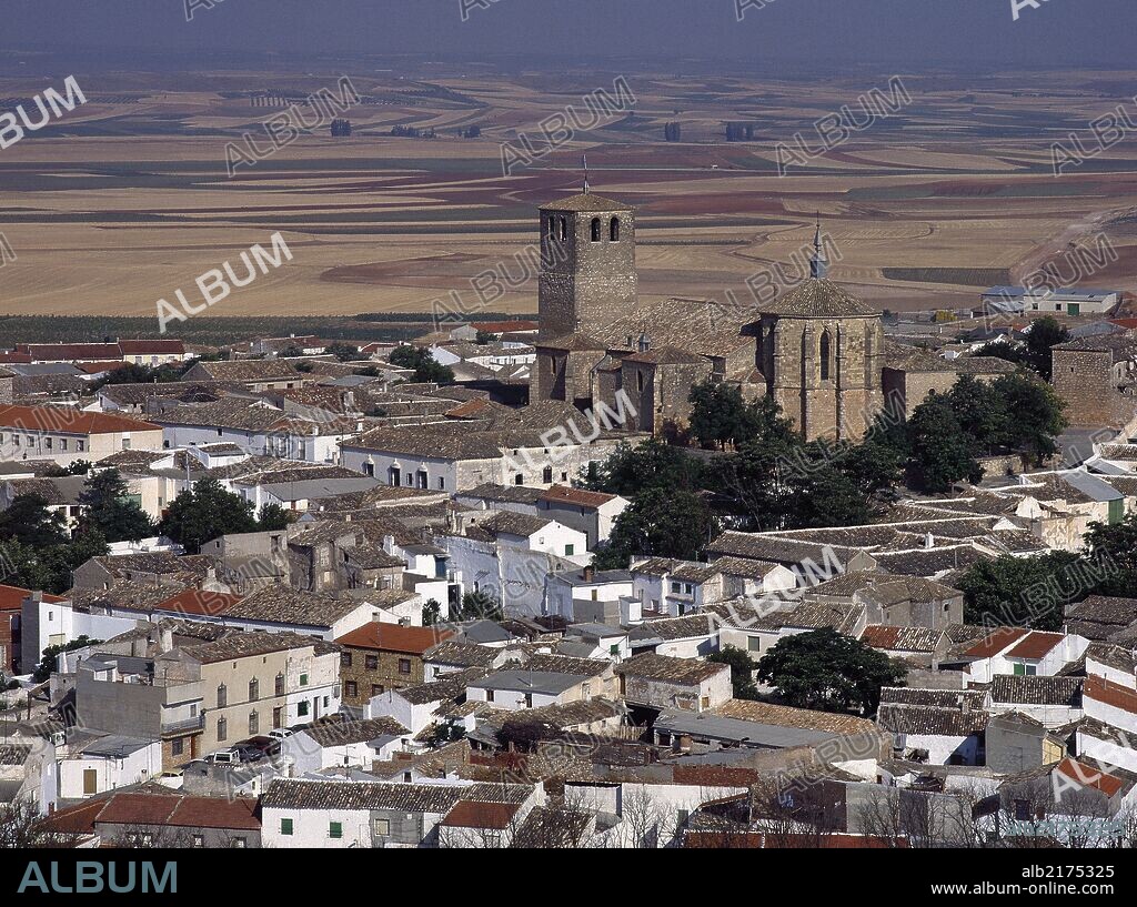 CASTILLA-LA MANCHA. BELMONTE. Vista general de la población con los campos cerealistas de la meseta castellana al fondo. Provincia de Cuenca. España.