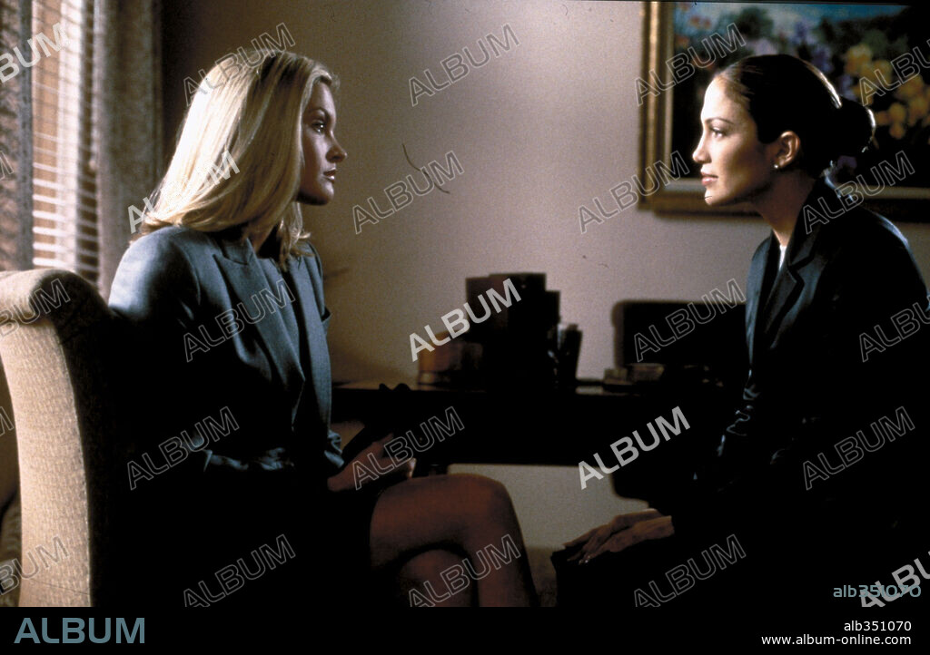 BRIDGETTE WILSON and JENNIFER LOPEZ in THE WEDDING PLANNER, 2001, directed by ADAM SHANKMAN. Copyright INTERMEDIA/PACIFICA/IMF / BATZDORFF, RON.