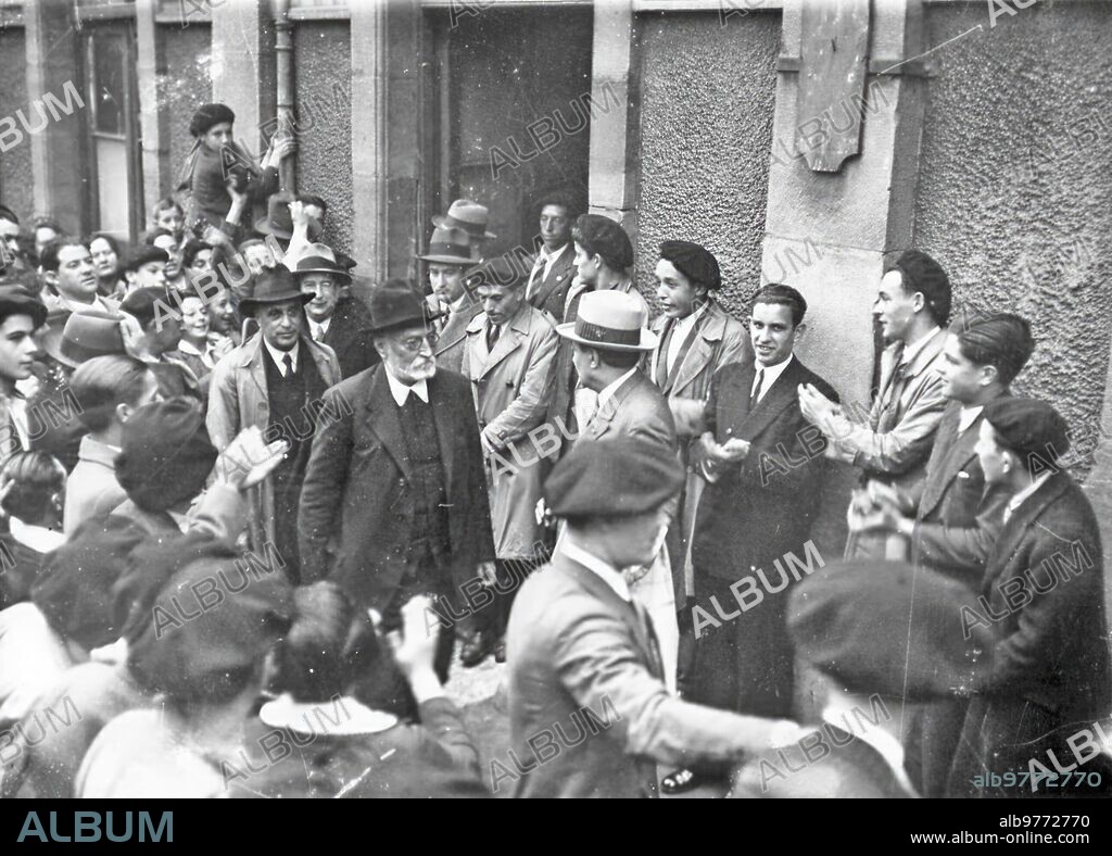 Bilbao. 1930. Unamuno saliendo de un portal de la calle nueva de Bilbao (Casino Republicano).
