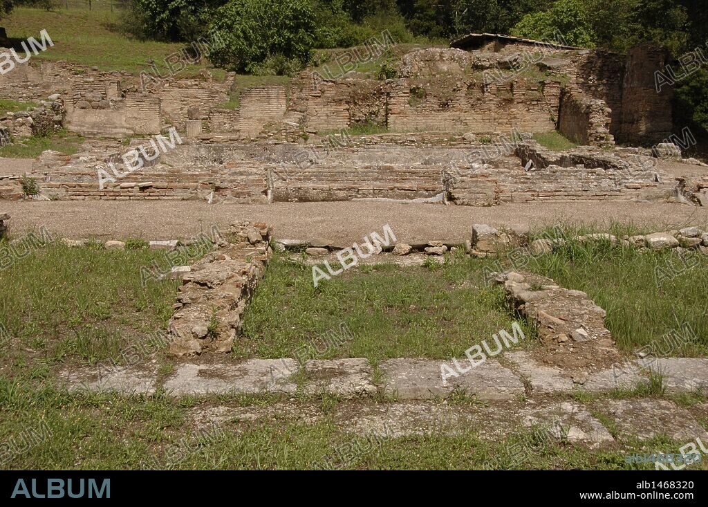ARTE GRIEGO. GRECIA. TERMAS DE KRONION. Ruinas del recinto fechadas entre el siglo II a. C. y el s. V d. C. que tuvo distintas fases y funciones. Sobre el patio central y baños de época helenística se construyeron habitaciones con decoradas con mosaicos de época romana. Durante el s. V las termas funcionaron como lugar para el desarrollo de actividades agrícolas. SANTUARIO DE OLIMPIA. Provincia de Ilía. Región del Peloponeso.