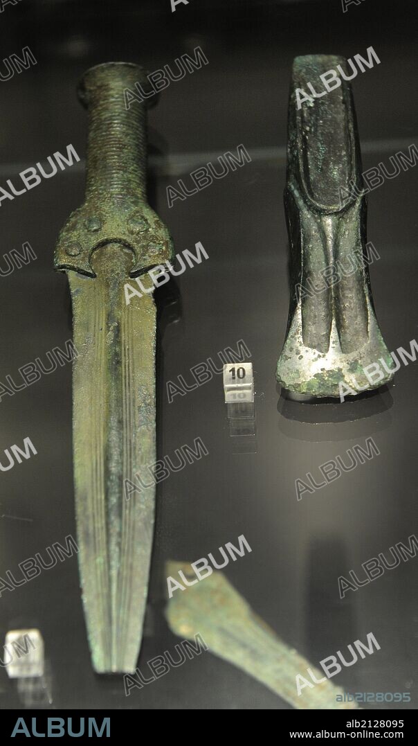 ARTE. PREHISTORIA. EDAD DEL BRONCE. NORTE DE EUROPA. 8: Daga de bronce procedente de Dragsfjard. 10: Hacha de bronce procedente de Dragsfjard, Finlandia. The National Museum of Finland. Helsinki.