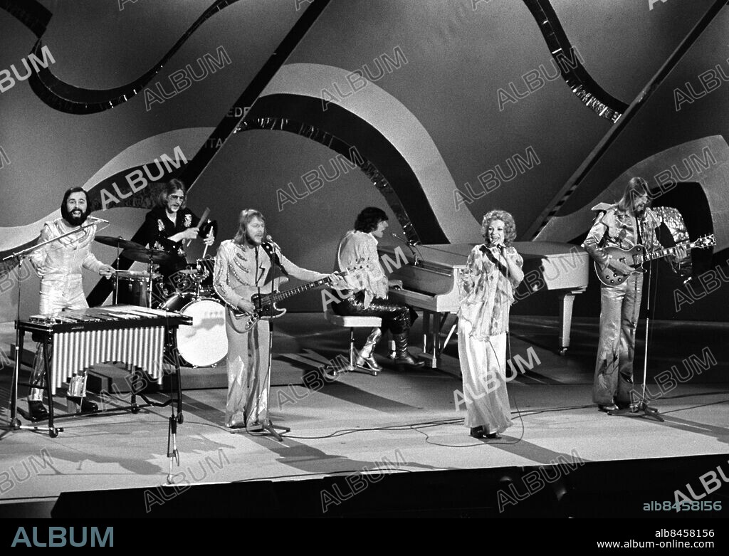 STOCKHOLM 1975-03-22. The Dutch pop group Teach-In. From left: Ard Weenink, Rudi Nijhuis, John Gaasbeek, Koos Versteeg, Getty Kaspers and Chris de Wolde sings the winning somng "Ding-a-dong" after winning the Eurovision Song Contest in Stockholm, Sweden, March 22 1975.. Photo: Jan Collsioo / SCANPIX SWEDEN / Code: 1001.