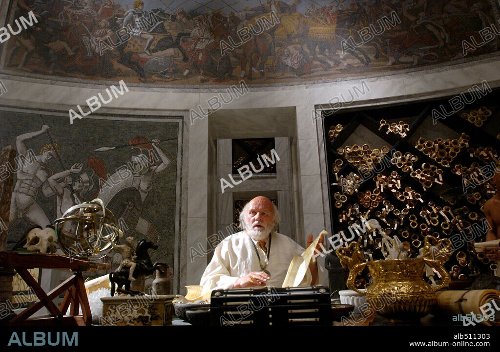Claudio Ptolomeo y ANTHONY HOPKINS. ANTHONY HOPKINS en ALEJANDRO MAGNO [ALEXANDER], 2004 (ALEXANDER), dirigida por OLIVER STONE. Copyright WARNER BROS. / BUITENDIJK, JAAP.