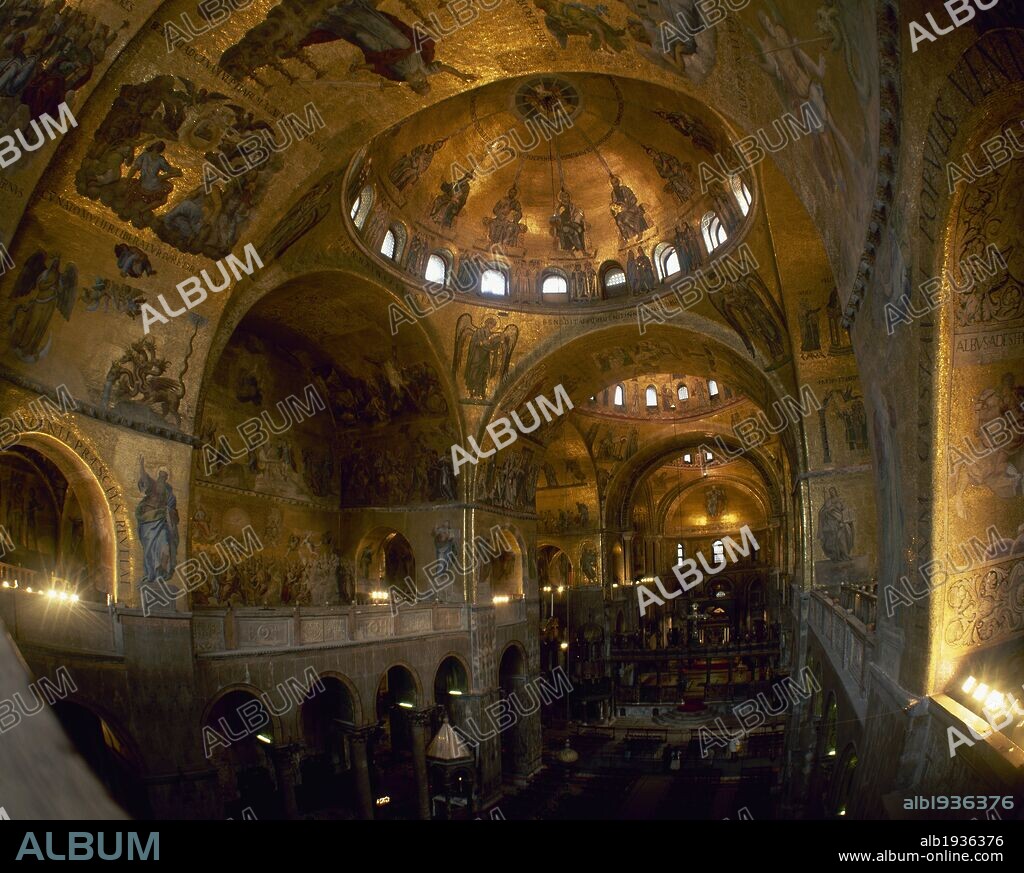 ARTE BIZANTINO. CATEDRAL DE SAN MARCOS. Vista general del interior del templo, con su planta de cruz griega. Destacan sus mosaicos que recubren el nartex y el interior, fechados en el entre los siglo XII y XIV. VENECIA. ITALIA.