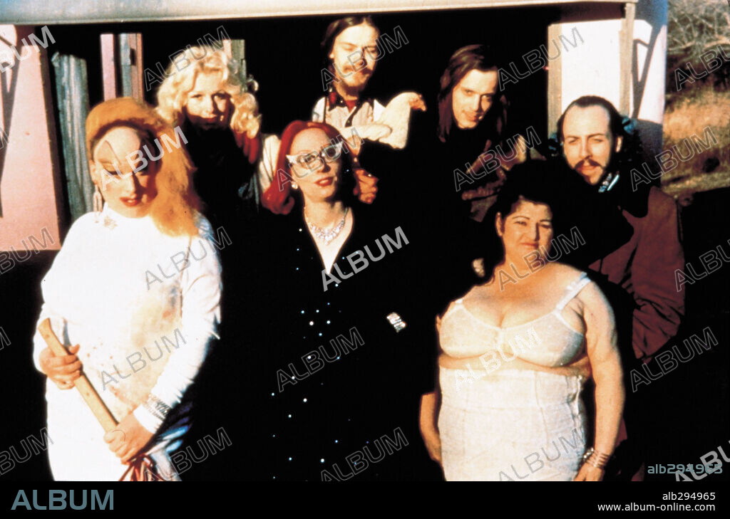 DAVID LOCHARY, MARY VIVIAN PIERCE and divine in PINK FLAMINGOS, 1972, directed by JOHN WATERS. Copyright NEW LINE CINEMA.