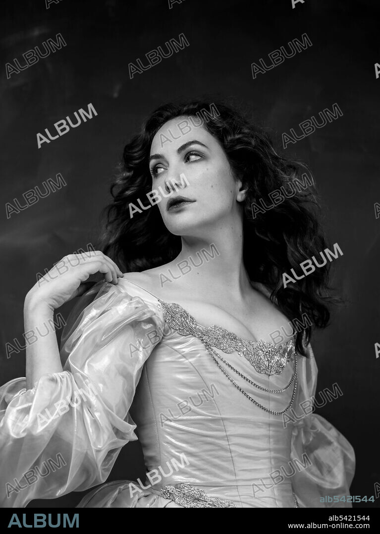 KATE SIEGEL dans THE HAUNTING OF BLY MANOR, 2020, réalisé par BEN HOWLING, CIARAN FOY, MIKE FLANAGAN et YOLANDA RAMKE. Copyright PARAMOUNT TELEVISION.