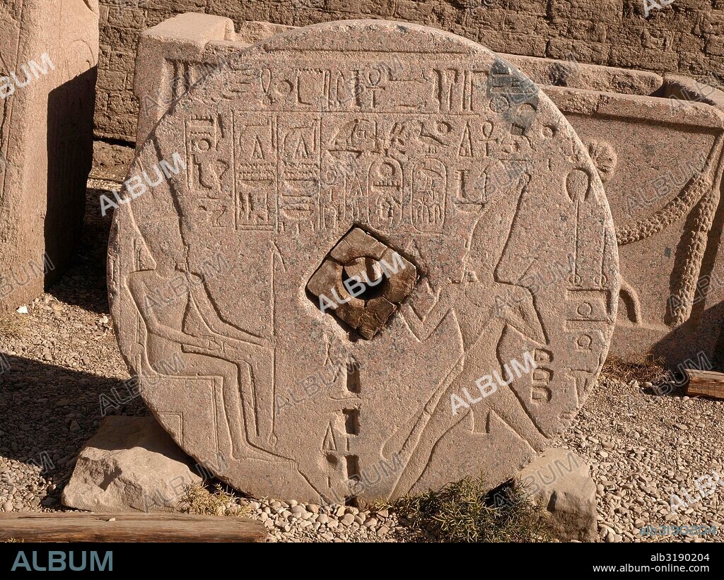 TEMPLO DE DENDERA, DEDICADO A LA DIOSA HATHOR: RELIEVE DEL EXTERIOR REAPROVECHADO COMO RUEDA.