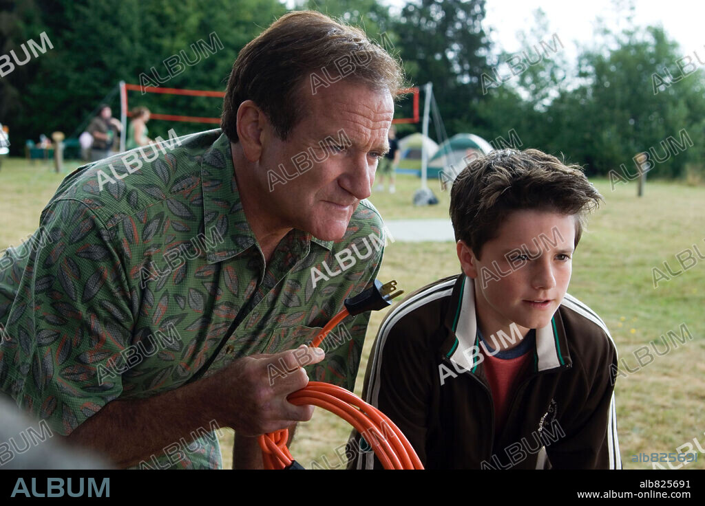 JOSH HUTCHERSON and ROBIN WILLIAMS in R. V., 2006, directed by BARRY SONNENFELD. Copyright COLUMBIA PICTURES / LEDERER, JOE.