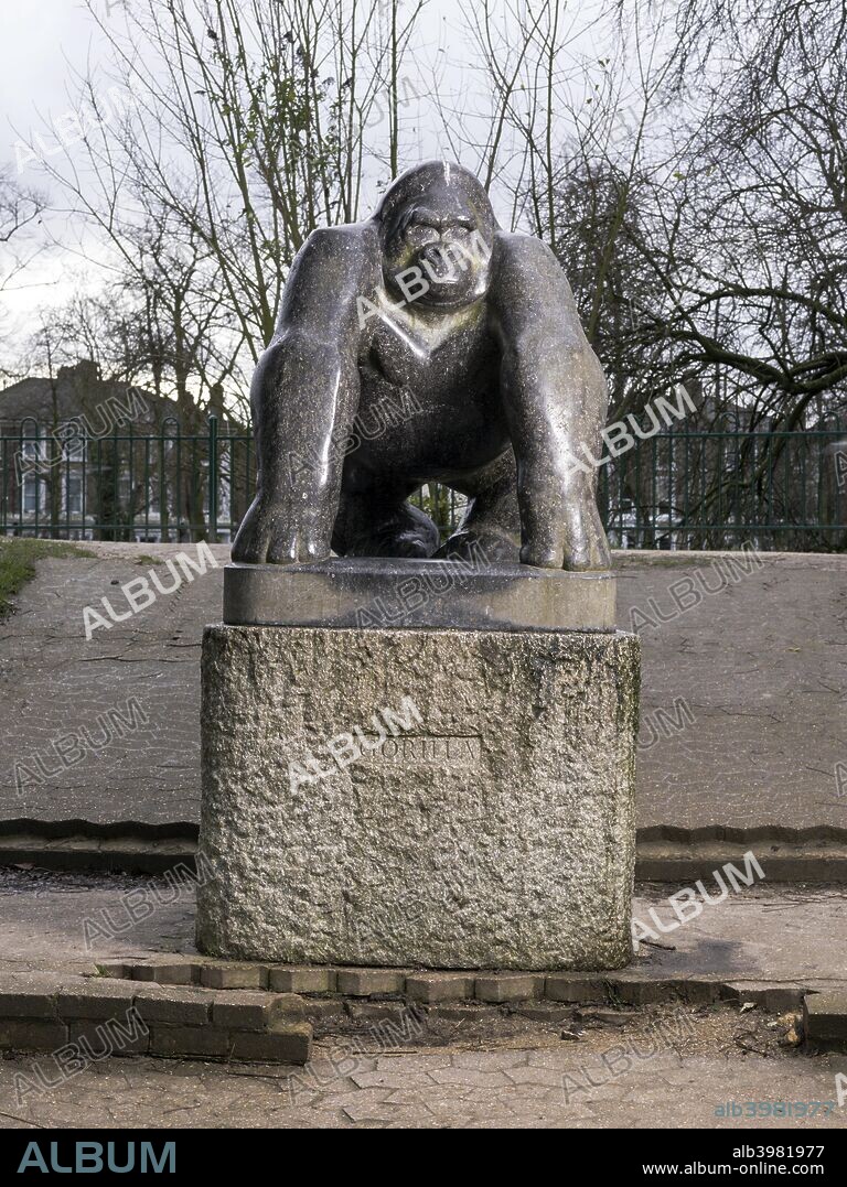 'Guy The Gorilla', sculpture by David Wynne, Crystal Palace Park, Sydenham, London, 2016.