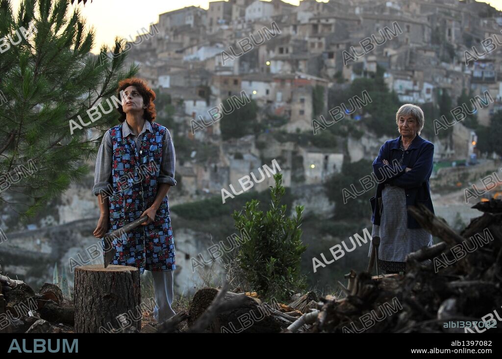 ADRIANA OZORES y PETRA MARTINEZ en NACIDAS PARA SUFRIR, 2009, dirigida por MIGUEL ALBALADEJO. Copyright TORNASOL FILMS.