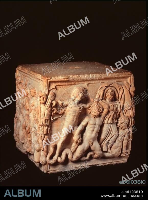 Römisch, 2.Jahrhundert v.Chr.-Gigantomachie (Herakles udn Athena im Kampf mit einem Giganten.-Marmor, Kubus 90 x 90 x 90 cm. Aus der Reihe der würfelförmigen Säulenbasen vom Tempel der Gens Septimia auf dem Severischen Forum von Leptis Magna (Tripolitanien, Libyen).
