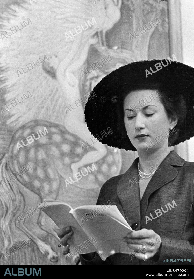 Stockholm 1955-03-24. Ingrid Dardel Ekwall, dotter till Nils Dardel, framför Juana på Dardel-utställningen på Liljevalchs. Foto: SvD / TT / kod 12014.