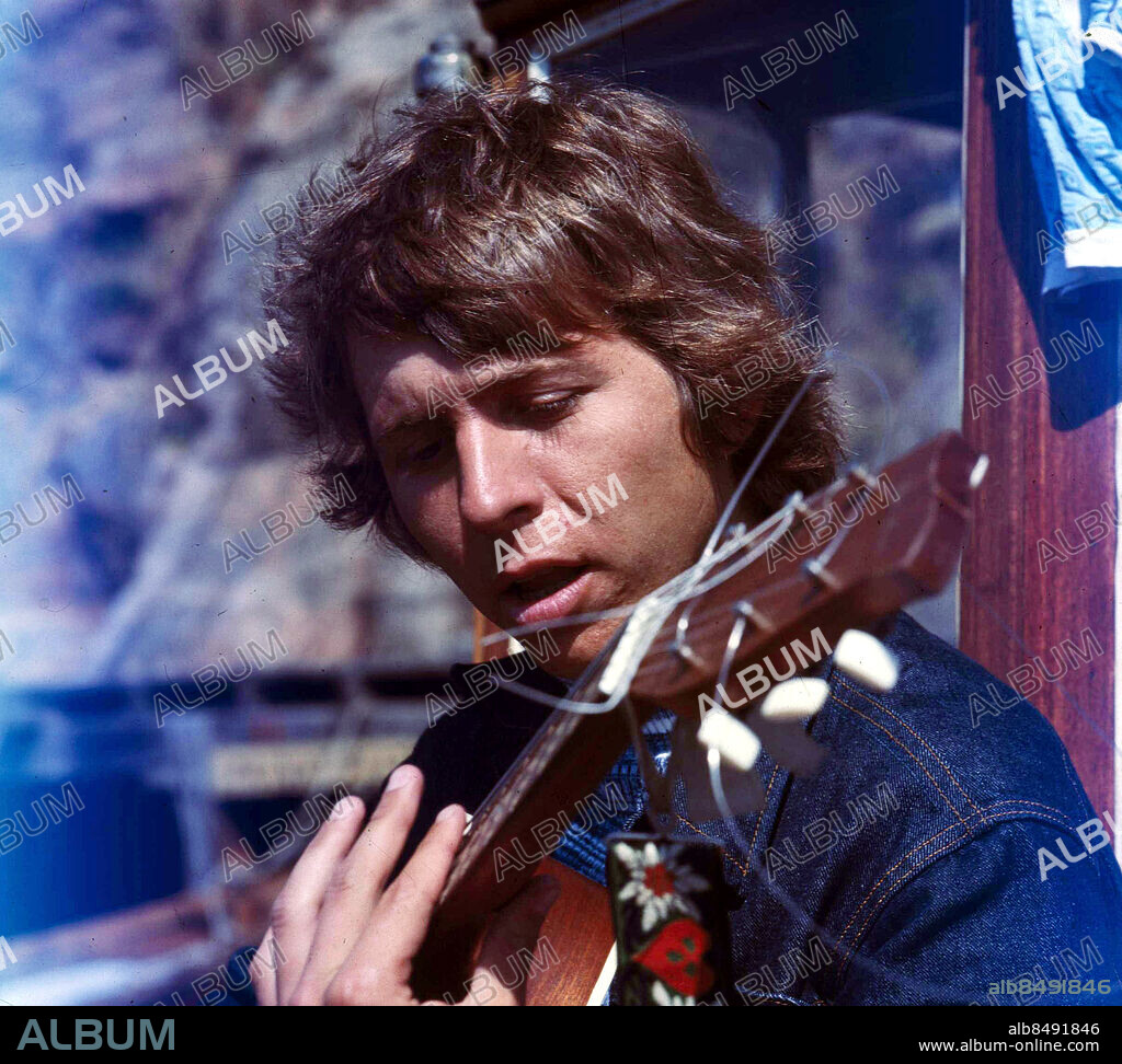 Smögen sommaren 1971. Bror Augustsson försöker spela gitarr *** Local Caption ***.
