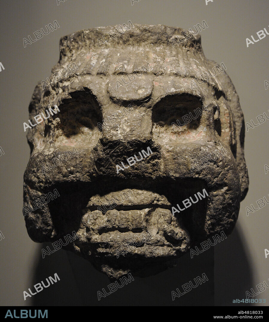 Cabeza que decoraba uno de los edificios mayas de estilo Puuc. Piedra. Cultura Maya. Período Clásico Tardío (600-900 d. C.). Uxmal, México. Museo de América. Madrid. España.
