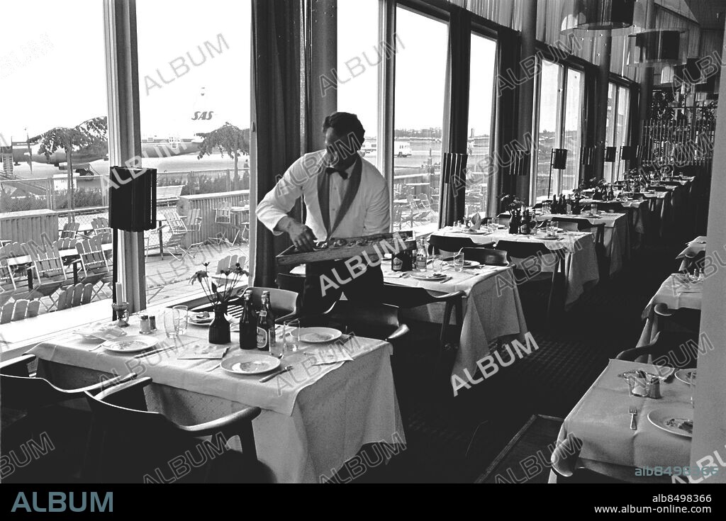 Spritkrogar / krogar i Malmö /. Restaurangen på Bulltofta flygplats / Flygrestaurangen i Malmö / interiör servering. Malmö Hotell & Restauranger Flygrestaurangen 1965 /. Flyg Bulltofta. (c) Lennart Gullberg / Sydsvenskan / IBL.