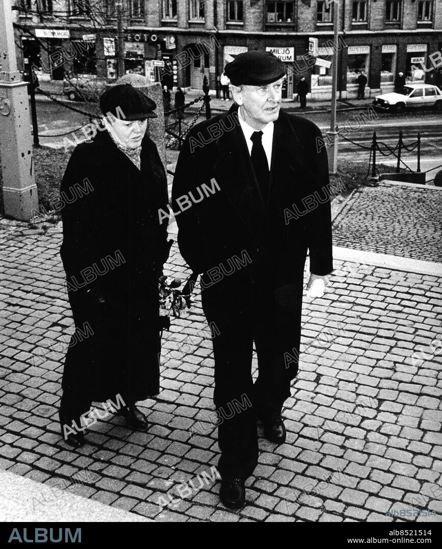 Göteborg 1990-01-30. Sten-Åke Cederhök - begravningen i Karl Johans kyrka - Laila Westersund och Hagge Geigert *** Local Caption *** GP Foto: BENGT KJELLIN. Kamerareportage.