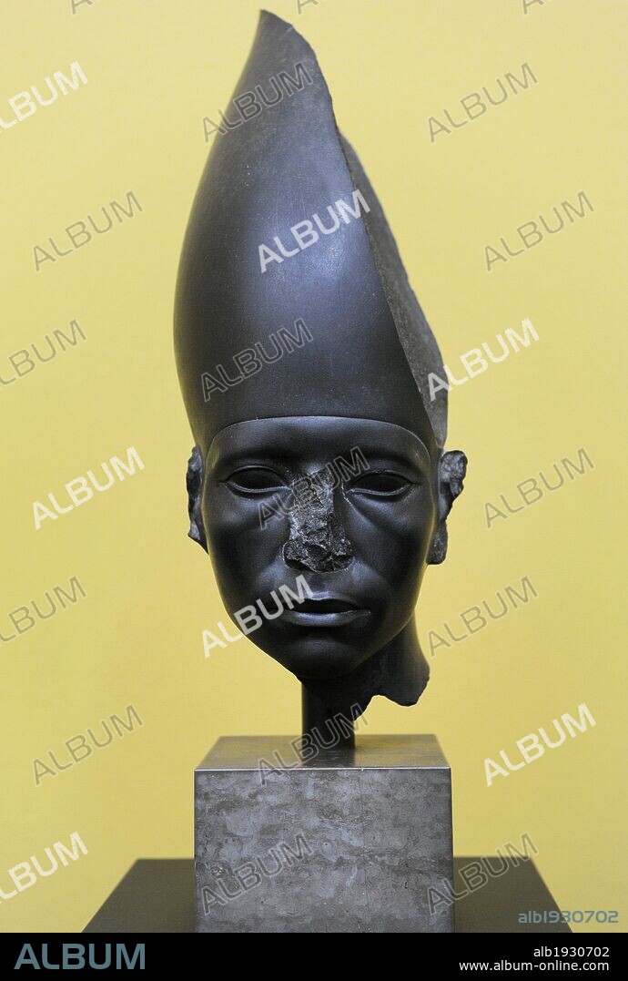 ARTE EGIPCIO. EGIPTO. Nymaatra Amenemhat, o Amenemhat III. Sexto faraón de la dinastía XII. Considerado como uno de los grandes monarcas del Imperio Medio. Gobernó entre 1853/52 y 1807/96 a. C. Retrato del faraón, realizado en grauvaca. Procedencia desconocida. Fechado entre 1842-1795 a. C., durante el reinado de Amenemhat III. Museo Carlsberg Glyptotek. Copenhague. Dinamarca. Norte de Europa.