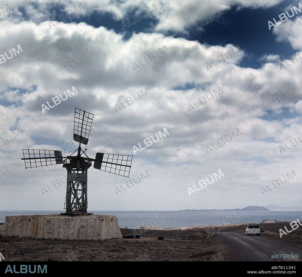 MOLINO DE VIENTO EN PLAYA BLANCA CON FUERTEVENTURA AL FONDO - FOTO DE LOS AÑOS 60.
