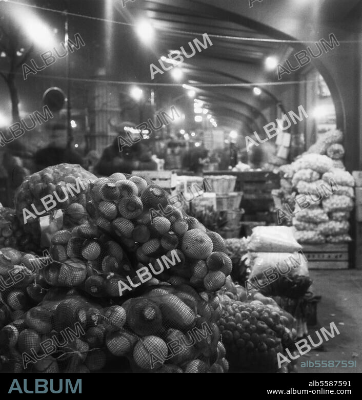 Paris (France), Les Halles. (Central market halls, built 1852-59; arch.: Victor Baltard; demolished 1972). View inside a market hall. Photo, 1950. From a series: Paris, Les Halles, 1950.