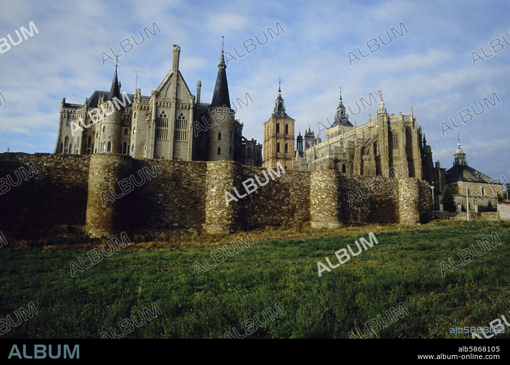 Astorga; murallas, Catedral y Palacio Episcopal (A. Gaudí); Camino de Santiago.