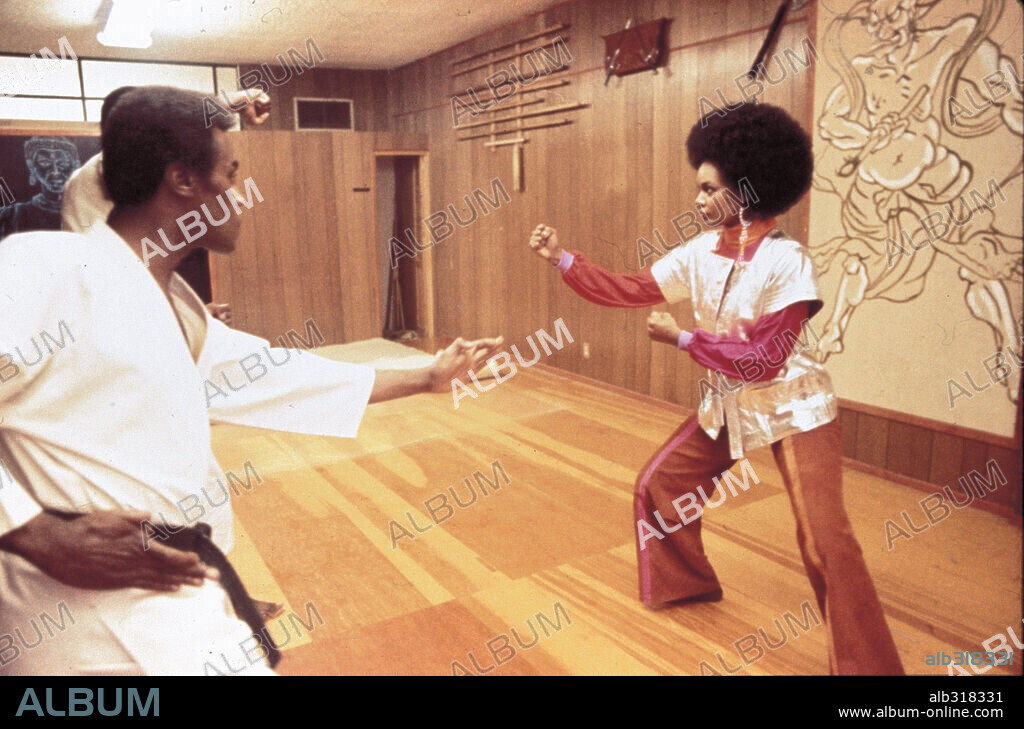 TAMARA DOBSON en CLEÓPATRA JONES, 1973, dirigida por JACK STARRETT. Copyright WARNER BROTHERS.