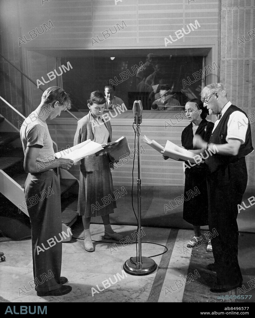 Orig. bildtext... KVARTETT, VERSDRAMA AV ERLAND JOSEPHSON DEN 3 SEPT 1950 Anders Ek, Anita Björk, Mimmi Pollak och Victor Sjöström Anm. Manus CD588 persons: ANDERS EK;ANITA BJÖRK;MIMI POLLAK;VICTOR SJÖSTRÖM sites: STOCKHOLM;SVERIGE.