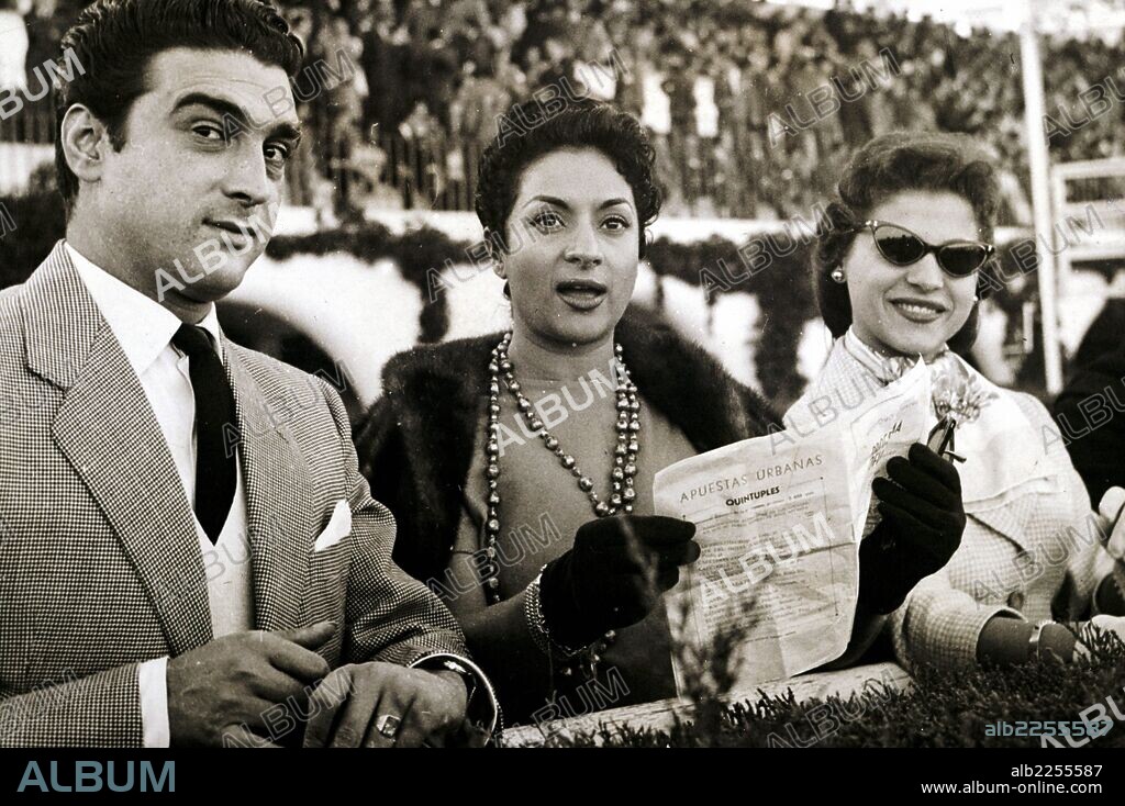 LOLA FLORES , ANTONIO GONZALEZ EL PESCAILLA Y CARMEN  FLORES EN EL HIPODROMO DE LA ZARZUELA DE MADRID.