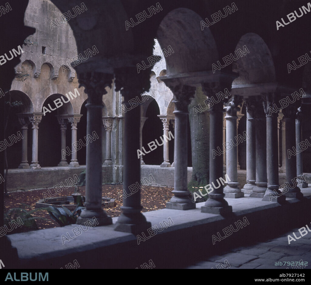 CLAUSTRO DEL MONASTERIO DE SAN PEDRO DE GALLIGANTS SEDE DEL MUSEO ARQUEOLOGICO DE CATALUÑA - SIGLO XII - ROMANICO CATALAN.