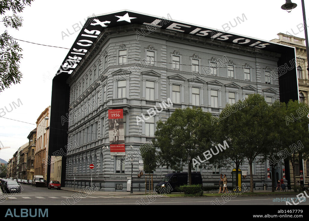 MUSEO CASA DEL TERROR (Terror Haza Museum). Dedicado a los periodos de totalitarismo que sufrió Budapest en el s. XX: el fascismo y el comunismo. Ocupa el edificio de las antiguas dependencias policiales y conserva las salas de interrogatorios y las celdas de aislamiento. Exterior. Budapest. Hungría.