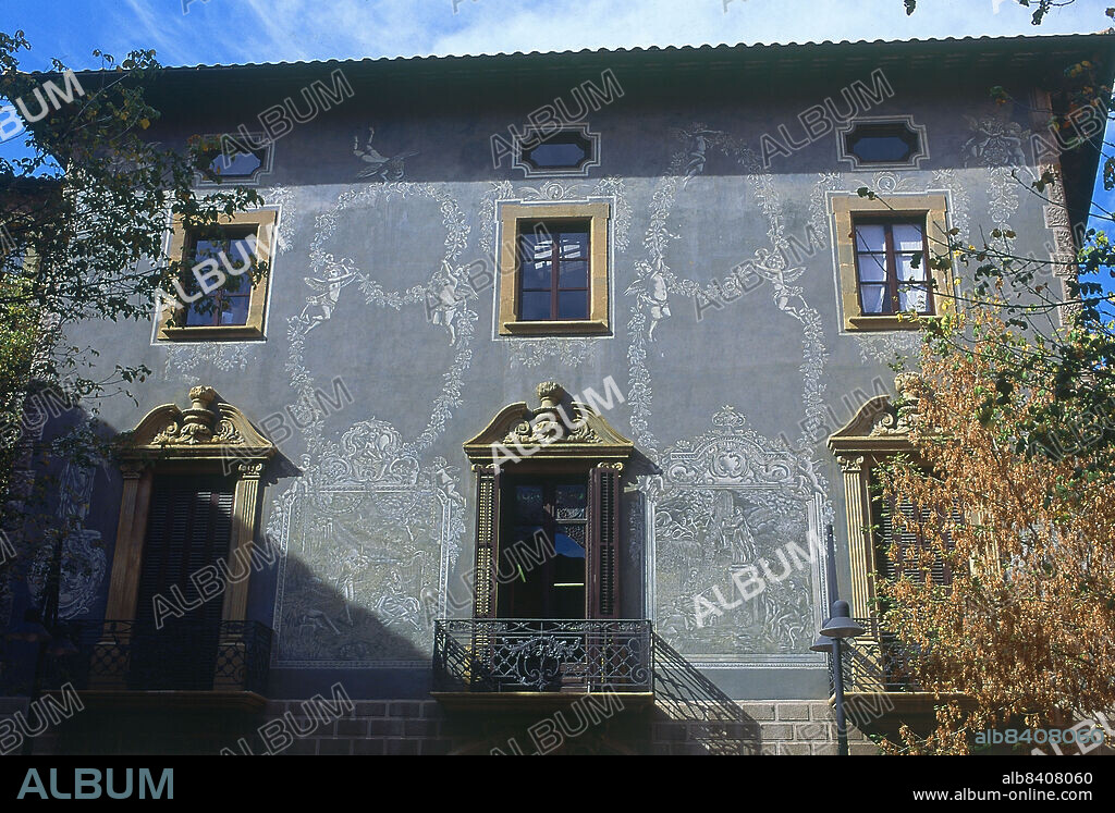 EDIFICIO BARROCO CON LA FACHADA ESGRAFIADA.