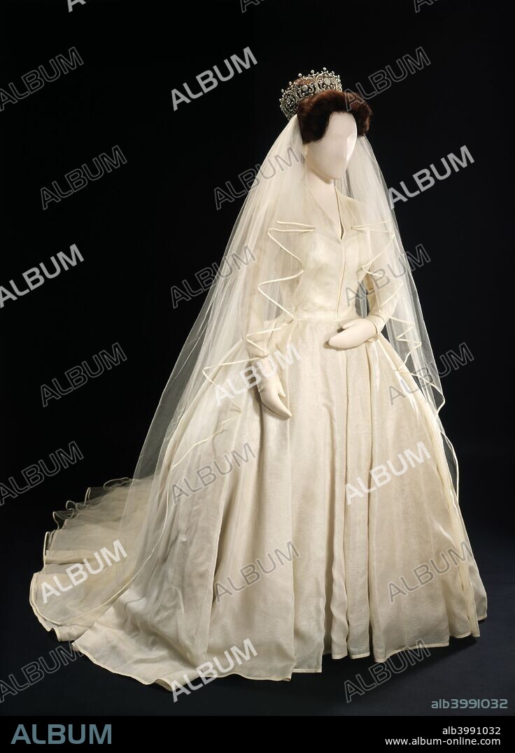Wedding dress of princess margaret deals similar artworks