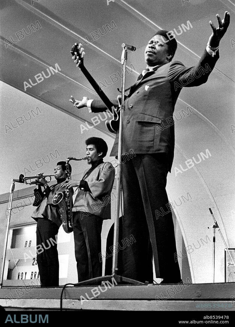 STOCKHOLM 1969-05-07. Den amerikanske bluesmusikern BB King uppträder på Gröna Lund i Stockholm 7:e maj 1969. I bakgrunden Patrick Williams på trumpet och Lee Gatling på tenorsax.. Foto: Gunnar Lantz / SvD / TT Kod: 11014.