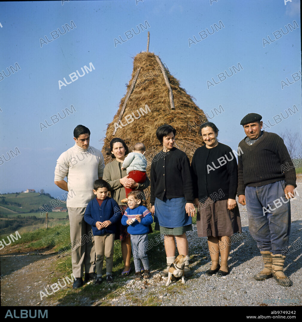 Cestona (Guipuzcoa), April 1969. Urtáin, on the left, with his wife, Cecilia; his three children, José Manuel, María Jesús and Francisco, and his sister-in-law and his in-laws.