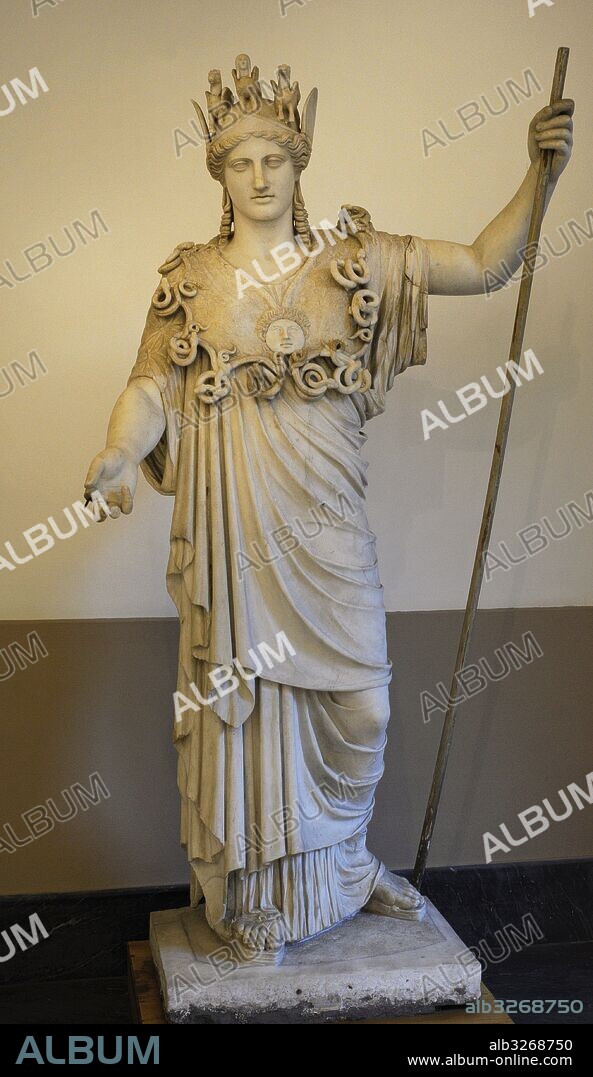 Estatua de Atenea (Atenia Farnese). Copia romana de un original griego del escultor Pyrrhos de la Escuela de Phideas (Siglo V aC). Fué dedicada por Pericles en ocasión a la peste de Atenas del 430 a. C. Colección Albani. Museo Arqueológico Nacional. Nápoles. Italia.