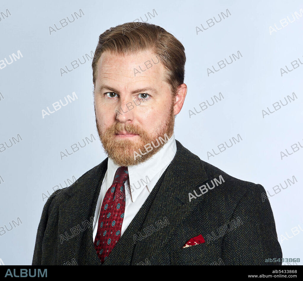 SAMUEL WEST en TODAS LAS CRIATURAS GRANDES Y PEQUEÑAS, 2020 (ALL CREATURES GREAT AND SMALL), dirigida por ANDY HAY y BRIAN PERCIVAL. Copyright Playground Entertainment.
