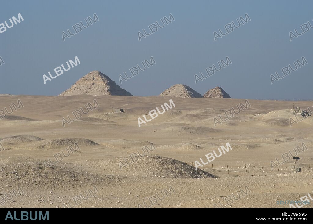 ARTE EGIPCIO. EGIPTO. NECROPOLIS DE SAKKARA. Vista parorámica del cementerio real desde la Mastaba de Ti. Al fondo destacan tres pequeñas pirámides. Imperio Antiguo.