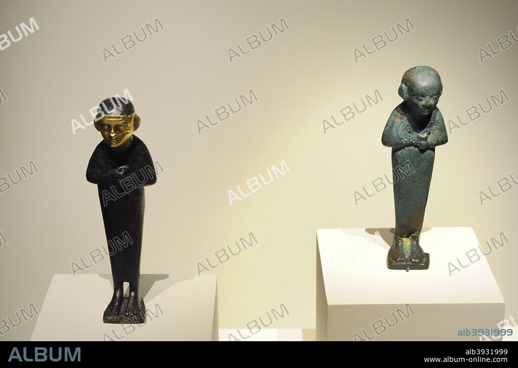 Cultura fenicia. 700-601 a. C. A la izquierda, Sacerdote de Cádiz. Bronce y oro. Procedente de Cádiz, Andalucía. A la derecha, Figura masculina en pie. Bronce. Procedente de Extremadura. Museo Arqueológico Nacional. Madrid. España.