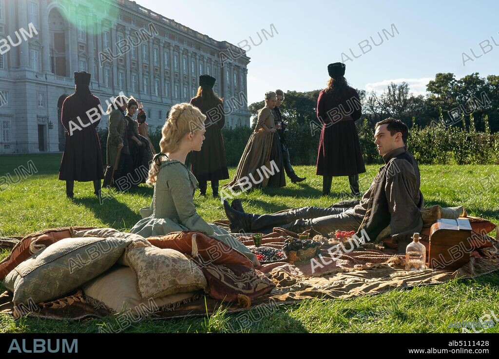 ELLE FANNING y NICHOLAS HOULT en THE GREAT, 2020. Copyright Thruline Entertainment/Echo Lake Entertainment/Macgowan Films/Media Rights Capital (MRC).