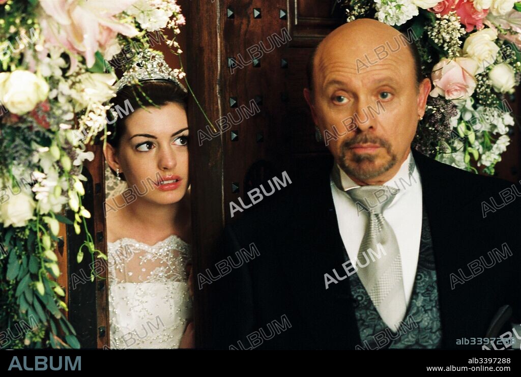 ANNE HATHAWAY y HECTOR ELIZONDO en PRINCESA POR SORPRESA 2, 2004 (PRINCESS DIARIES 2: THE PRINCESS DIARIES 2: ROYAL ENGAGEMENT), dirigida por GARRY MARSHALL. Copyright DISNEY ENTERPRISES.
