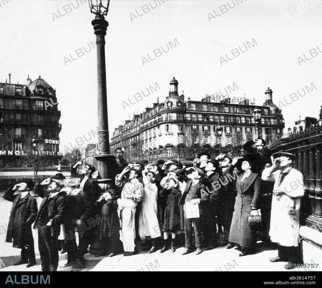 People in Paris watching the solar eclipse of April 17th, 1912 photogrpahed by EugÃ¨ne Atget. A total solar eclipse occurred on April 17, 1912. It is a hybrid event, starting and ending as an annular eclipse, with only a small portion of totality. A solar eclipse occurs when the Moon passes between Earth and the Sun, thereby totally or partly obscuring the image of the Sun for a viewer on Earth. A total solar eclipse occurs when the Moon's apparent diameter is larger than the Sun, blocking all direct sunlight, turning day into darkness. Totality occurs in a narrow path across the surface of the Earth, while a partial solar eclipse will be visible over a region thousands of miles wide. Totality was visible over the sea between Spain and France, with annularity continued northeast across Europe and Asia. This eclipse occurred two days after the RMS Titanic sank in the northwestern Atlantic ocean under the darkness of new moon.