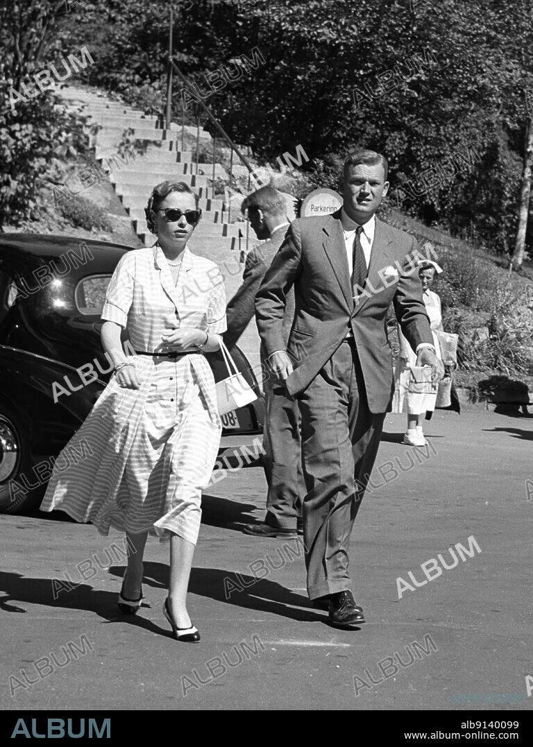 Oslo 1955-08-03. King Haakon at Rikshospitalet after the thigh fracture in case of a fall at Bygdøy Kongsgård. The king's birthday was celebrated at the National Hospital. Here we see Princess Ragnhild and Erling Lorentzen on their way to sick visits. Photo: Jan Stage NTB Archive / NTB.