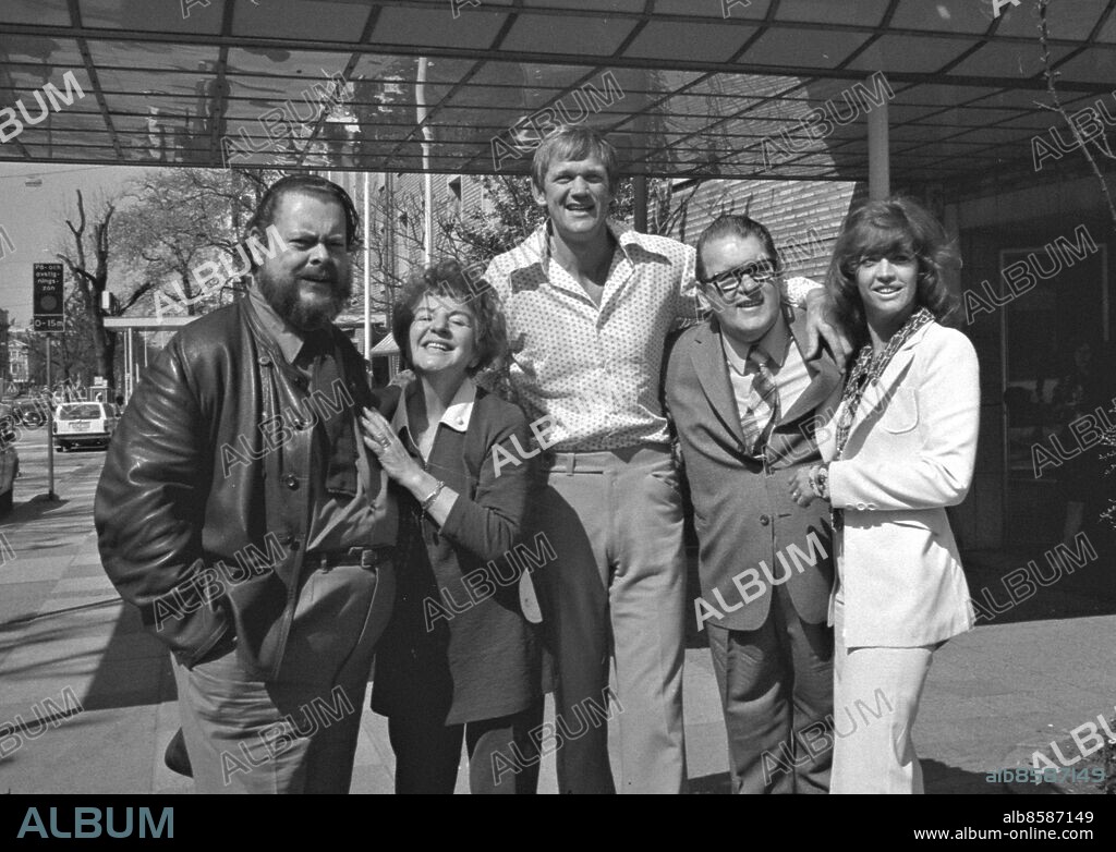 Göteborg 1974-04-29 - Musikalen Annie Get Your Gun skall sättas upp på Scandinavium under augusti detta år och här en bild från presskonferensen i april: Fr v Regissör Åke Falck , Märta Ternstedt , Bo Swensson , Sten-Åke Cederhök samt Lillbabs Svensson. *** Local Caption *** GP. KAMERAREPORTAGE.