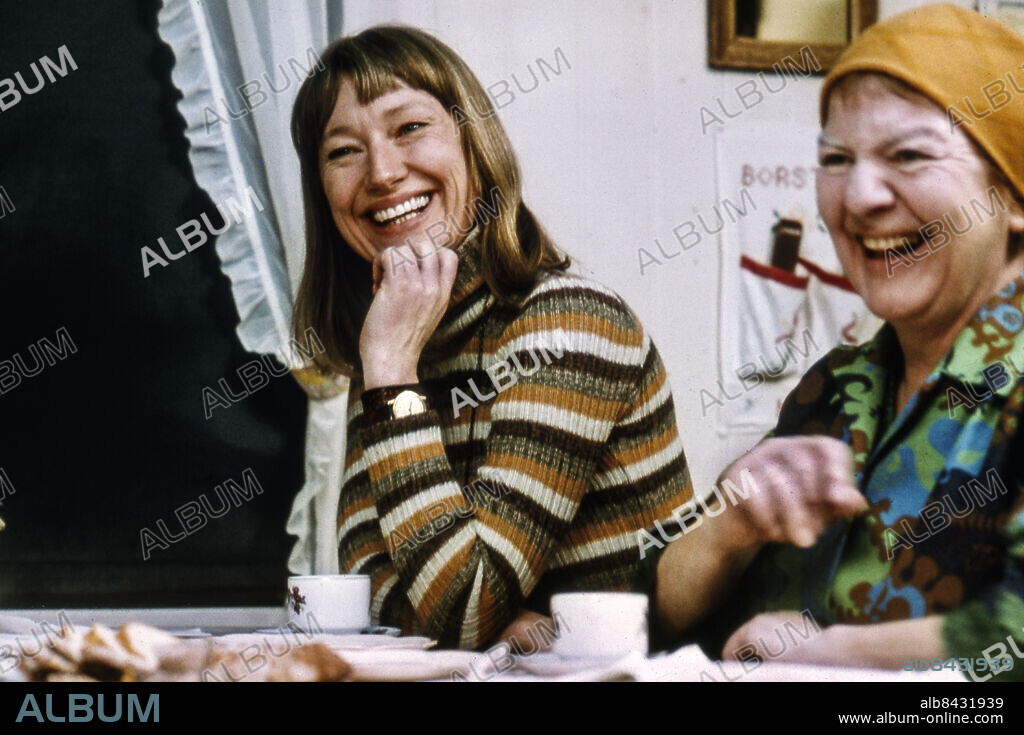 HEM TILL BYN . V-serie av Bengt Bratt i regi av Jackie Söderman, sändes mellan åren 1971-2006. Sänt första gången 1971-11-17. Säsong 2 1973. Kerstin Tidelius i rollen som Ingrid Löfgren och Märta Ternstedt i rollen som Jenny Löfgren. Foto: SVT / Bildservice / TT kod 5600. Bilden får endast användas i programpresenterande sammanhang. Fotografens namn, Sveriges Television samt programmets titel skall alltid anges.