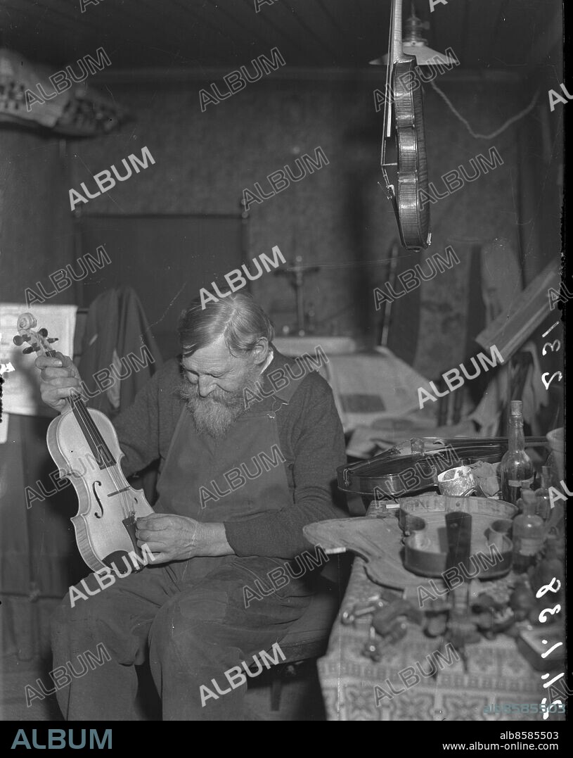 Göteborg - 1938-01-21 - Fiolmakare - en man tillverkar fioler - publicerat i GT 1938-02-27 -. Magnus Olin tillverkar fioler - *** Local Caption *** GT Låda 1938-januari-01. KAMERAREPORTAGE.