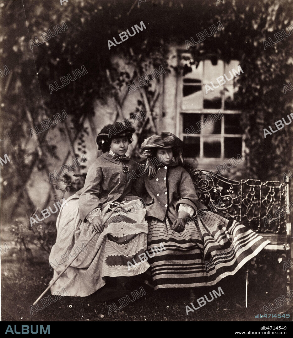 Les princesses Victoria (1840-1901) et Alice (1843-1878) de Grande-Bretagne. Photographie anonyme de 1856. Credit : Collection SSPL/KHARBINE-TAPABOR.