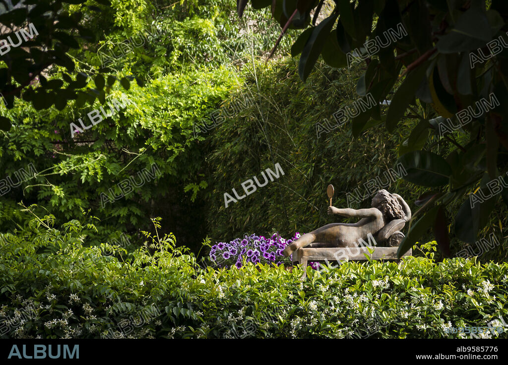 mujer tumbada, José Seguiri, escultura de bronce, Edificio de estilo modernista de Can Prunera, siglo XX, jardin Javier Mayol Mundo, Capapuig, Soller, Sierra de Tramuntana, Mallorca, balearic islands, spain, europe.
