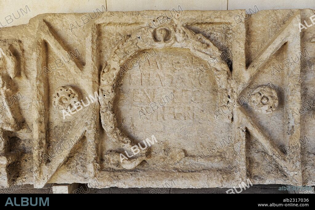 ARTE ROMANO. ISRAEL. Inscripción en latín. Piedra caliza. Shuni. Siglo II d. C. Inscripcion: Imp (erator) Cae (sar) Tr (aianus), Had (rianus) agosto (ustus) Vexil (Latio) Pierna (Ianis) VII Ferr (Atae). La Sexta Legión Romana participó en la represión de la revuelta de Bar Kokhba (135-132 dC). La inscripción está rodeado por una corona de flores. Los Diosa de la victoria, Nike, de pie sobre un globo a ambos lados de la corona. Museo Rockefeller (Museo Arqueológico). Jerusalén. Israel.