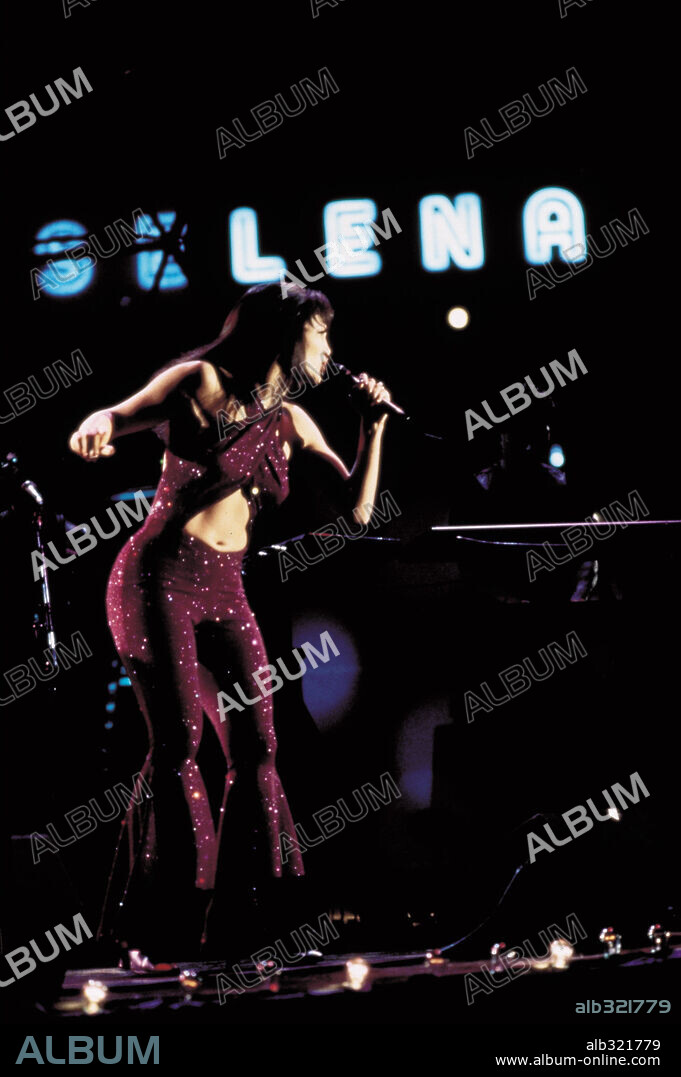 JENNIFER LOPEZ dans SELENA, 1997, réalisé par GREGORY NAVA. Copyright WARNER BROTHERS / DEL AMO, SCOTT.