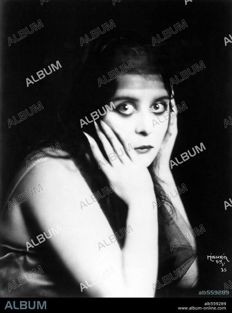 THEDA BARA in A FOOL THERE WAS, 1915, directed by FRANK POWELL. Copyright FOX FILMS.