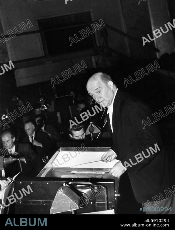 Kleiber, Erich österr. Dirigent Wien 5.8.1890 - Zürich 27.1.1956. (1923-35 Generalmusikdirektor der Berliner Staatsoper). Erich Kleiber beim Dirigieren in der Staatsoper Berlin. Foto, Juni 1952 (Abraham Pisarek).